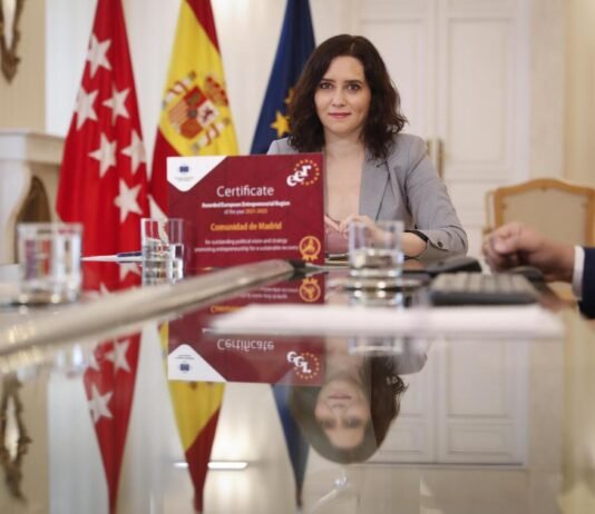 Díaz Ayuso recibe el premio Región Emprendedora Europea concedido a la Comunidad de Madrid por UE