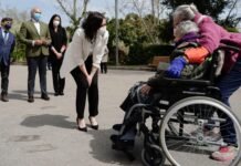 Díaz Ayuso comprueba la vuelta progresiva a la normalidad de residencias tras vacunación de COVID
