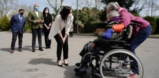 Díaz Ayuso comprueba la vuelta progresiva a la normalidad de residencias tras vacunación de COVID