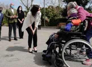 Díaz Ayuso comprueba la vuelta progresiva a la normalidad de residencias tras vacunación de COVID