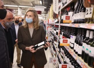 Ayuso refuerza los apoyos a los productores de vinos de Madrid con Denominación de Origen