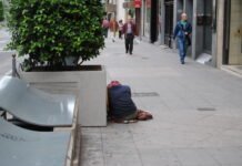 Acción Social de Alicante pone en marcha un taller de reciclaje de ropa para personas necesitadas