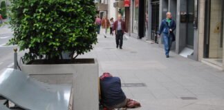 Acción Social de Alicante pone en marcha un taller de reciclaje de ropa para personas necesitadas