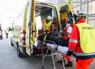 Cuatro personas evacuadas tras un incendio en un bloque de viviendas en Nerva