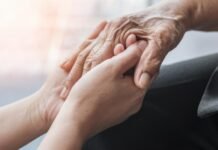 Madrid programa talleres para formar a profesionales y familiares en cuidado de personas con Alzheimer