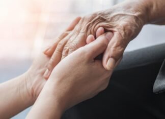Madrid programa talleres para formar a profesionales y familiares en cuidado de personas con Alzheimer