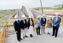 Díaz Ayuso en el puente que conecta Valdebebas y la T4 en Madrid: “Seguimos conjugando salud y economía”
