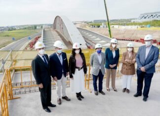 Díaz Ayuso en el puente que conecta Valdebebas y la T4 en Madrid: “Seguimos conjugando salud y economía”