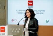 Díaz Ayuso firma dos acuerdos para regular las condiciones del personal laboral y funcionario de Madrid