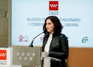 Díaz Ayuso firma dos acuerdos para regular las condiciones del personal laboral y funcionario de Madrid