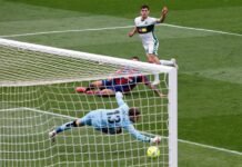 El Elche sigue vivo tras vencer y convencer al Levante en el Martínez Valero