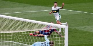 El Elche sigue vivo tras vencer y convencer al Levante en el Martínez Valero