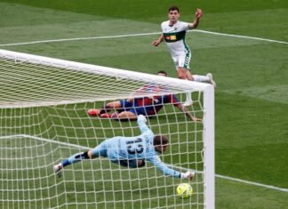 El Elche sigue vivo tras vencer y convencer al Levante en el Martínez Valero
