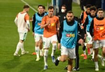 Victoria con premio del Huesca ante el Elche colocando a los aragoneses fuera del descenso