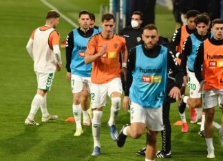 Victoria con premio del Huesca ante el Elche colocando a los aragoneses fuera del descenso