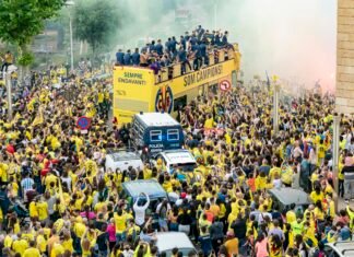 El Villarreal brindó a su afición la corona de Europa lograda en Gdansk