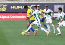 El Elche vence en Cádiz 1-3 y disputará la permanencia en Primera junto a su afición el próximo domingo en el Martínez Valero