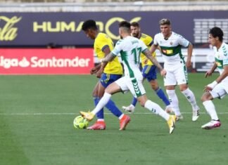 El Elche vence en Cádiz 1-3 y disputará la permanencia en Primera junto a su afición el próximo domingo en el Martínez Valero
