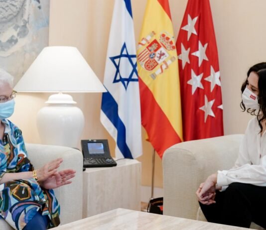 Díaz Ayuso se compromete con la embajadora de Israel a colaborar para erradicar el antisemitismo
