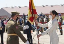La Reina Letizia entrega la Enseña Nacional, en su modalidad de Estandarte, a la Academia de Aviación del Ejército de Tierra (ACAVIET)
