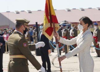 La Reina Letizia entrega la Enseña Nacional, en su modalidad de Estandarte, a la Academia de Aviación del Ejército de Tierra (ACAVIET)