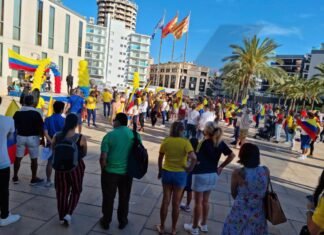 Benidorm se manifiesta en favor de la Paz en Colombia