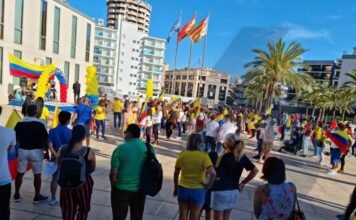 Benidorm se manifiesta en favor de la Paz en Colombia