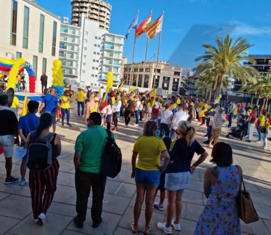 Benidorm se manifiesta en favor de la Paz en Colombia