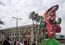 La plantà de 12 ninots en contenedores de vidrio comienza a impregnar de ambiente festero sanjuanero en Alicante