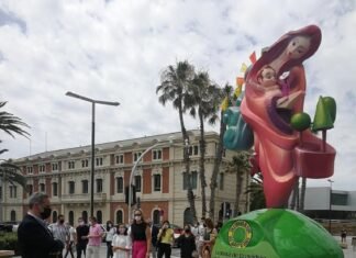 La plantà de 12 ninots en contenedores de vidrio comienza a impregnar de ambiente festero sanjuanero en Alicante