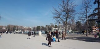 Ayuso recuerda que el uso de la mascarilla es obligatorio en todo el transporte público de la región de Madrid