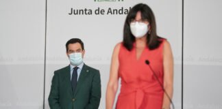 Moreno anuncia que en breve se vacunará también contra el Covid a los universitarios andaluces que cursen estudios en el extranjero