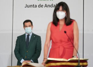 Moreno anuncia que en breve se vacunará también contra el Covid a los universitarios andaluces que cursen estudios en el extranjero