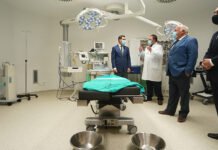 Moreno anuncia la ampliación del Hospital Punta de Europa en Algeciras y nuevas infraestructuras sanitarias en Cádiz por valor de 86.600.000 de euros