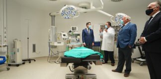 Moreno anuncia la ampliación del Hospital Punta de Europa en Algeciras y nuevas infraestructuras sanitarias en Cádiz por valor de 86.600.000 de euros