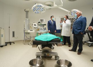 Moreno anuncia la ampliación del Hospital Punta de Europa en Algeciras y nuevas infraestructuras sanitarias en Cádiz por valor de 86.600.000 de euros