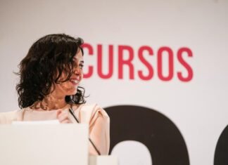 Díaz Ayuso pide una política nacional para que España no se quede rezagada en Turismo