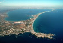 Ocho cámaras y cinco estaciones meteorológicas permiten conocer el estado del Mar Menor en tiempo real y mejorar su monitorización