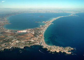 Ocho cámaras y cinco estaciones meteorológicas permiten conocer el estado del Mar Menor en tiempo real y mejorar su monitorización