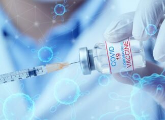 Moreno anuncia la vacunación en Andalucía a partir de los 16 años la próxima semana y a partir de 12 años en agosto