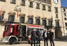 Los bomberos de Alicante colocan 300 detectores de humo en hogares de personas mayores en diferentes barrios de la ciudad