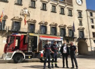 Los bomberos de Alicante colocan 300 detectores de humo en hogares de personas mayores en diferentes barrios de la ciudad