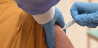 La Comunidad de Madrid empieza en enero a vacunar a los bebés frente a la meningitis B y a los niños de 12 años contra el Virus del Papiloma Humano