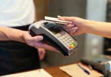 Consumo aconseja que los ciudadanos se informen antes de adquirir una tarjeta bancaria de compra aplazada