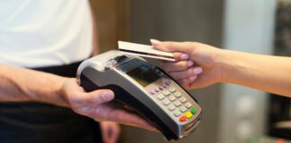 Consumo aconseja que los ciudadanos se informen antes de adquirir una tarjeta bancaria de compra aplazada