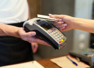 Consumo aconseja que los ciudadanos se informen antes de adquirir una tarjeta bancaria de compra aplazada