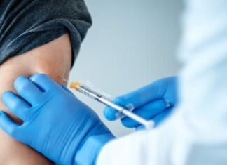 Moreno anuncia una campaña de vacunación masiva para llegar a los 750.000 andaluces sin ninguna dosis