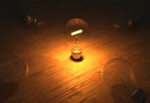 Agosto finaliza con la factura de la luz más cara de la historia: 93,10 euros para el usuario medio