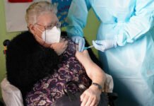 Salud administrará en Andalucía la tercera dosis de la vacuna del Covid-19 en residencias de mayores desde el martes