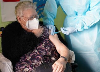 Salud administrará en Andalucía la tercera dosis de la vacuna del Covid-19 en residencias de mayores desde el martes